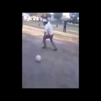 Fuld mand spiller fodbold